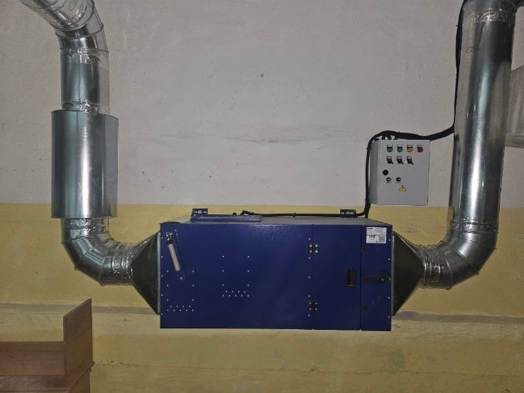 Фронтальний вигляд вентиляційної системи AIRSAFE N-Emf, змонтованої між двома вертикальними повітропроводами
